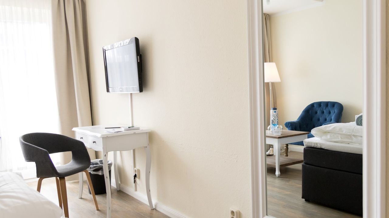 Sitzgelegenheit, Schreibtisch und TV gehören zur Einrichtung Sitzgelegenheit, Schreibtisch und TV gehören zur Einrichtung